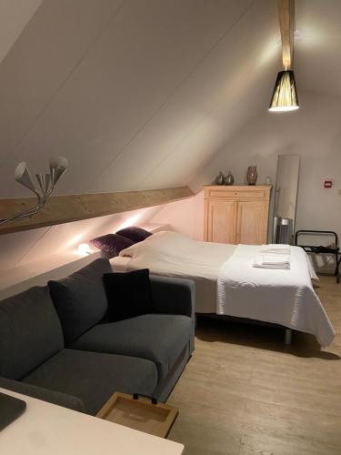 通厄伦Begijnhofstudio's的一间卧室配有一张床和一张沙发