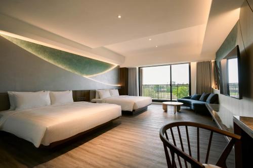 安平区绣溪安平 的酒店客房,设有两张床和一张沙发