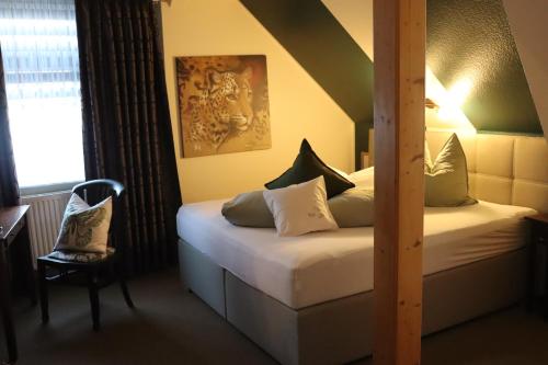 克洛普Hotel Kropper Busch Garni的一间卧室设有两张床、一把椅子和一个窗户。