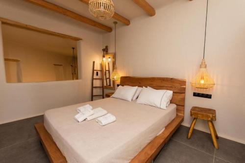 布拉卡Naxos Plaka villas with private pool的一间卧室配有带毛巾的床