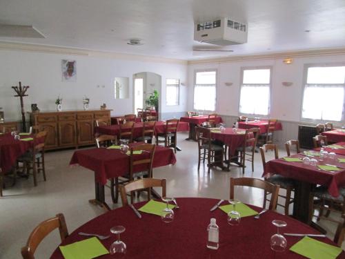 绍维尼Logis Hôtel Beauséjour的一间设有红色桌椅的用餐室