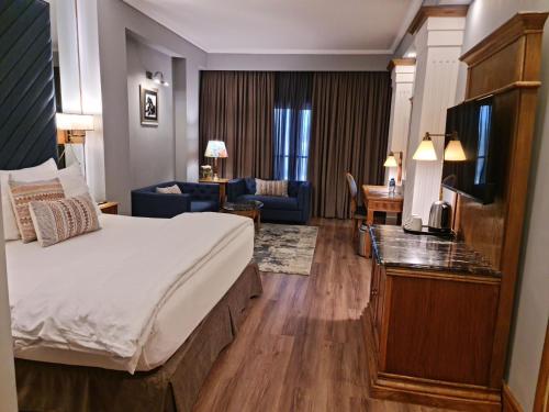 伊斯兰堡伊斯兰堡皇冠假日酒店的酒店客房设有床和客厅。