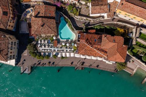 利莫内-苏尔加达Hotel all'Azzurro的水上度假村的空中景观