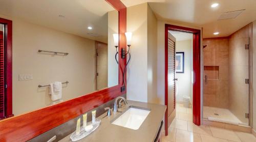 卡波雷Ko Olina Beach Villas O1006的一间带水槽、淋浴和镜子的浴室