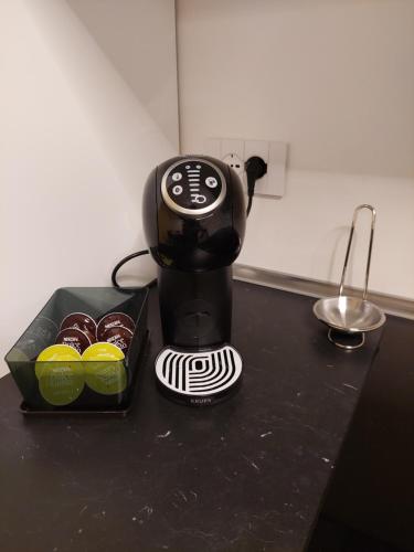 米兰Studio Donatello的咖啡壶,坐在带纸杯蛋糕的柜台上