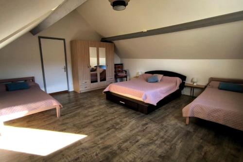 Bôo-Silhenmontagnes Pyrénées的一间卧室配有两张床和镜子