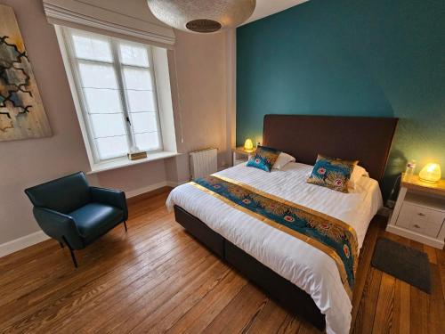 力宾L'ALBIZIA的一间卧室设有一张大床和蓝色的墙壁