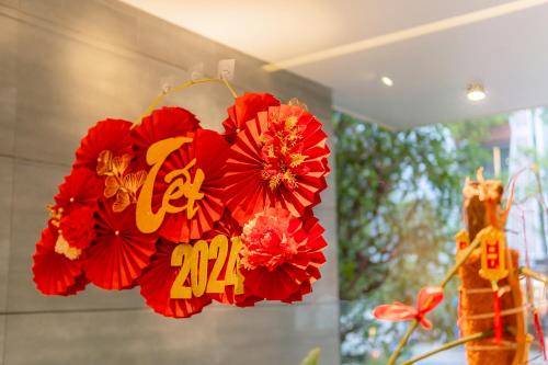 岘港SHI HOUSE by Haviland的挂在房间里一束红色花