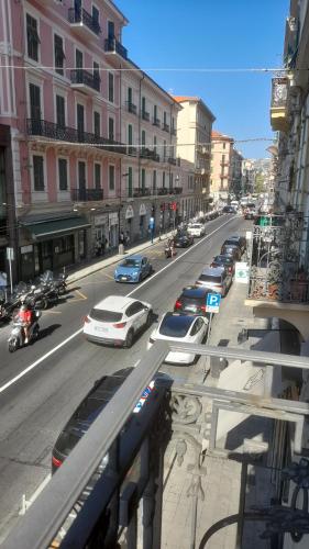 圣雷莫ALLOGGIO CENTRALISSIMO SANREMO的一条繁忙的城市街道,路边有汽车