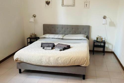 威尼斯Ca’ MILLA的一间卧室配有一张床、两条毛巾和两盏灯。