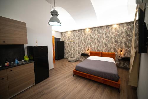 基瓦索Regis 2 Appartamenti Resort centro storico的一间卧室配有床,厨房