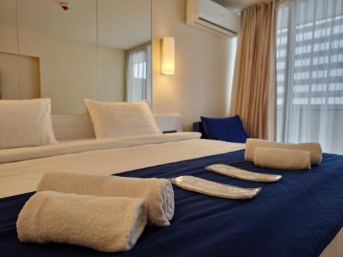 巴统Twin Towers Orbi City Batumi的酒店客房,配有带2张餐具的床
