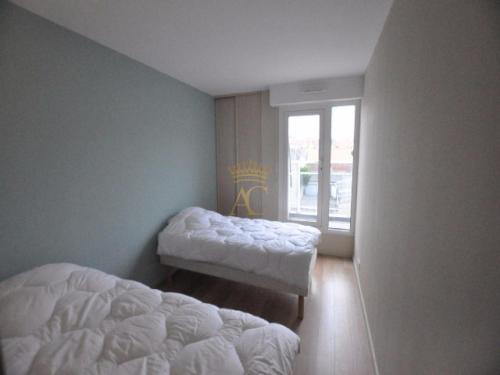 勒图凯-巴黎普拉日Victory25的一间卧室设有两张床和窗户。