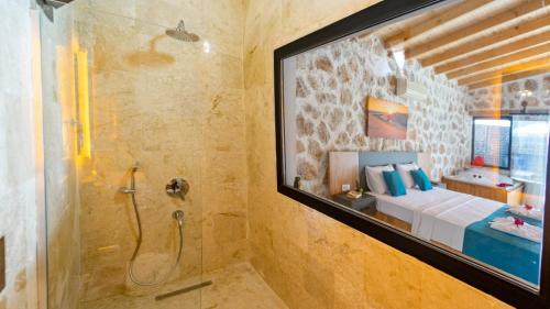 卡斯Villa Nazlısu的带淋浴的浴室和客房内的一张床