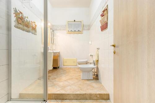 蒙塞拉托Monserrato Cozy Apartment near the Policlinico!的一间带卫生间和淋浴的小浴室