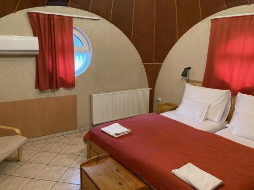 Dabas鹦鹉螺餐厅住宿加早餐旅馆的小房间设有床和窗户