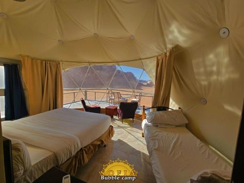 瓦迪拉姆Bubble Sofia Luxury Rum Camp的一间设有两张床的卧室,享有沙漠美景