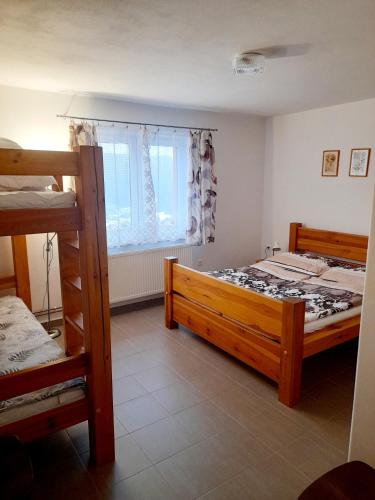 莫德拉瓦Apartmán u Zdeňků的一间卧室设有两张双层床和一扇窗户。