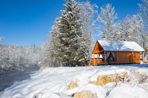 特尔日奇Ranč Mackadam Ranch Mackadam的雪覆盖的森林中的小木屋