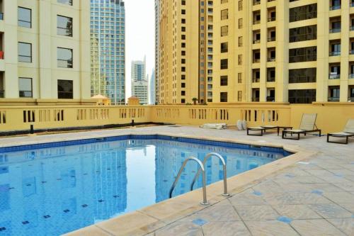 迪拜Vacation Home In Best Part of Dubai的建筑物屋顶上的游泳池