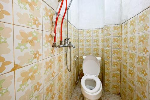Kedemangan-wetanSalsabila Villa Syariah RedPartner的带淋浴和卫生间的浴室