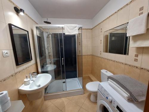 什切青SAS Apartamenty Green Park的带淋浴、卫生间和盥洗盆的浴室