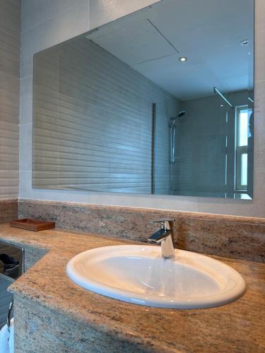 麦纳麦MIRADOR HOTEL的带大镜子的浴室内的盥洗盆