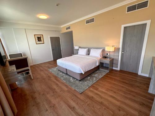 麦纳麦MIRADOR HOTEL的一间铺有木地板的大卧室,配有一张床