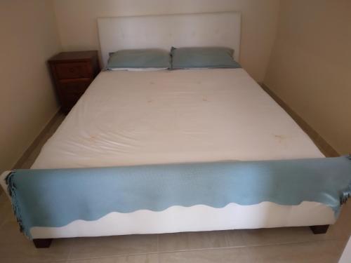 KivisilMERSINERA Paradise Garden NOAH HOUSE的一张位于带蓝色和白色床垫的房间内的床铺