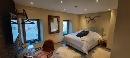 NiederpallenGreen & Breakfast Fjord的一间卧室设有一张床和一个大窗户