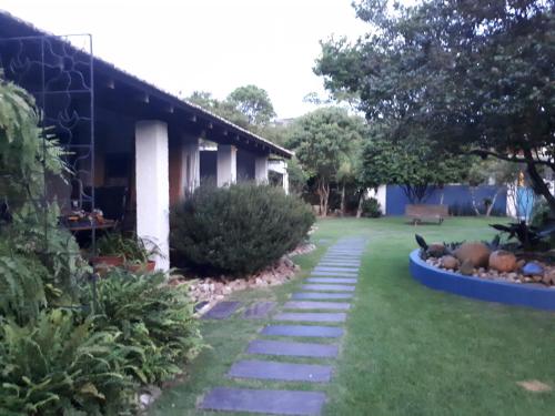 弗洛里亚诺波利斯O Vilarejo - Lagoa da Conceição的房屋旁带走道的花园