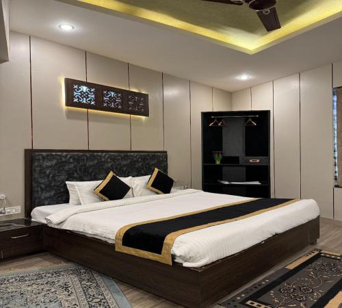 Pura RaghunāthHotel Runway Inn的一间卧室,卧室内配有一张大床