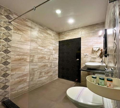Pura RaghunāthHotel Runway Inn的带淋浴、卫生间和盥洗盆的浴室