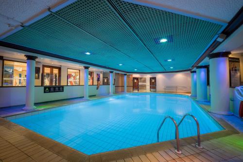 布莱克浦布莱克浦大酒店的一座拥有蓝色天花板的大型游泳池