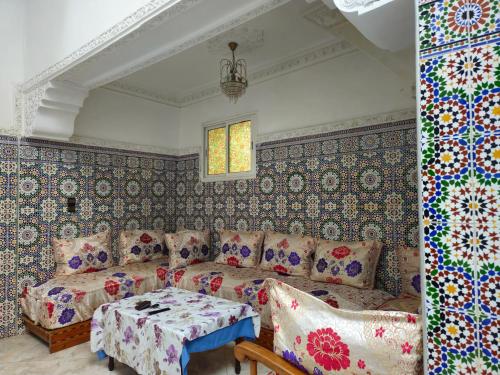 拉巴特Dar Ba sidi的客厅配有沙发和桌子
