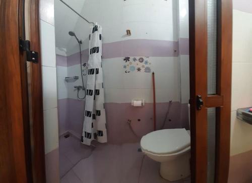 拉巴特Dar Ba sidi的一间带卫生间和淋浴帘的浴室