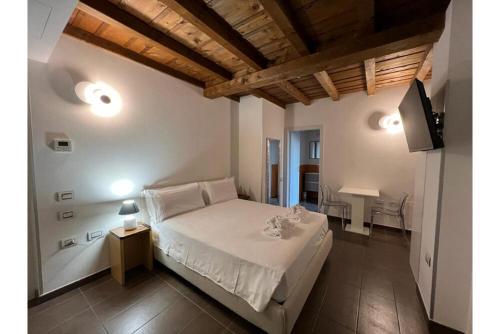 贝加莫Bes Residence Bergamo Polaresco的卧室配有白色的床和电视。