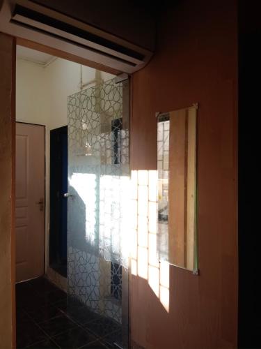 孟买Victory dormitory的一间设有门的房间和一面带窗户的墙壁