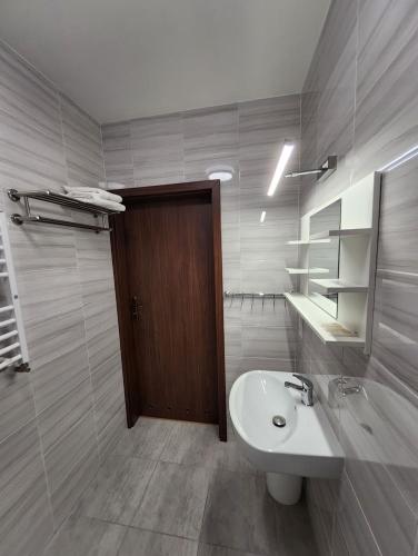 SuchedniówHotel Resident的一间带水槽、卫生间和门的浴室