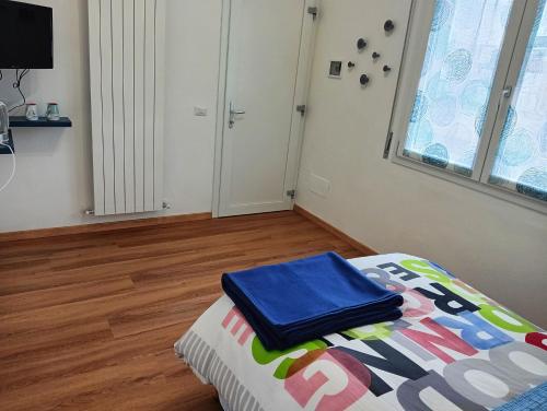 卡萨诺韦Sleep & Fly Villa Luisa的一间卧室,床上放着手提箱