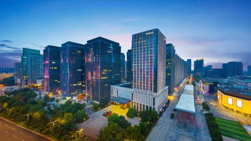 南京南京希尔顿酒店的城市天际线,高楼和街道