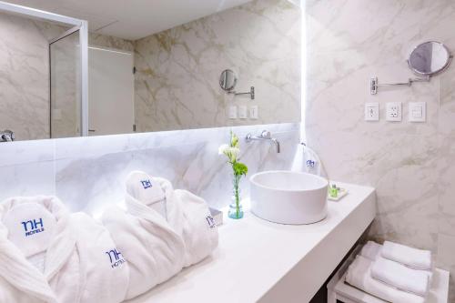 圣路易斯波托西NH圣路易斯波托西酒店 的一间带水槽和台面毛巾的浴室
