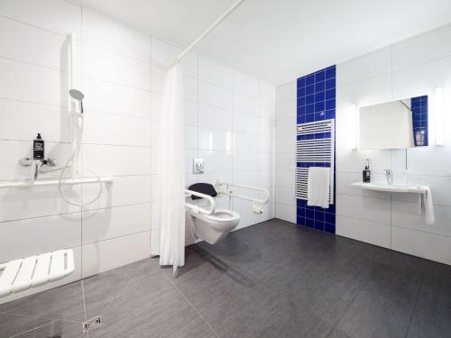 美因河畔法兰克福法兰克福市东宜必思快捷酒店的白色的浴室设有卫生间和水槽。