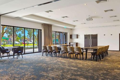 本迪戈湖畔优质汽车旅馆的一间会议室,配有桌椅