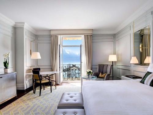 蒙特勒费尔蒙特莱蒙特勒宫酒店的酒店客房设有一张床和一张书桌,享有美景。