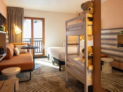 里雾诗ibis Styles Les Houches Chamonix的酒店客房设有双层床和一间卧室。