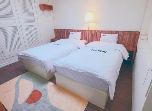 Danggum Stay客房内的一张或多张床位