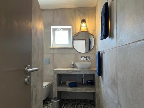 阿尔热祖尔Quinta Samor的一间带水槽和镜子的浴室