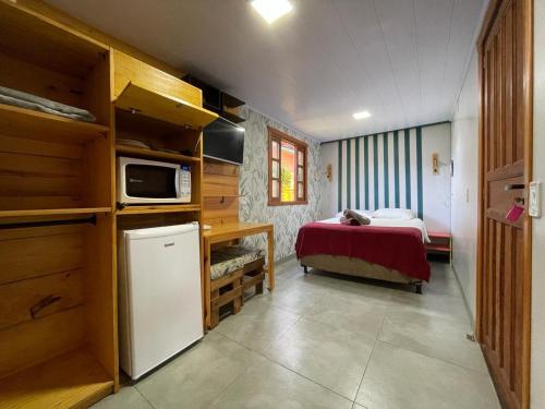弗洛里亚诺波利斯Moçamba LODGE Contêiner的一间小房间,配有床和小厨房