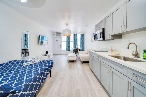 迈阿密海滩Beachy 1 b/r, w/2 Queen Beds, On Ocean Drive Beach的厨房以及带床和水槽的起居室。